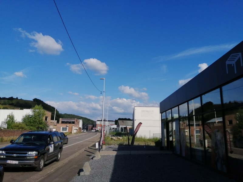 Lavoir de Trooz: la rue et le parking devant le lavoir